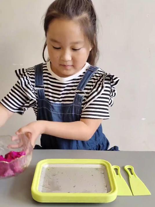假如给孩子买了一台不插电 炒冰机那可是乐趣无穷 自制水果冰淇淋