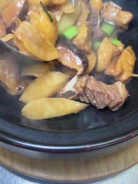 鲍鱼螺烧小排 鲜香浓郁，汤汁醇厚，非常棒的一道家常菜