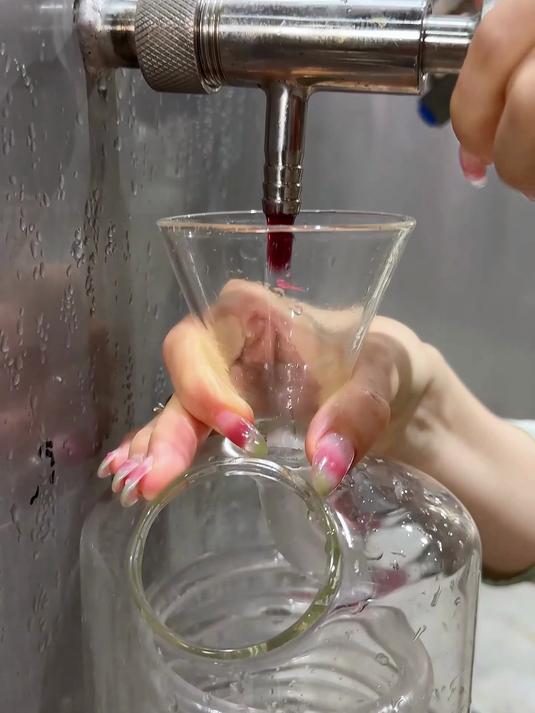 新疆葡萄原汁发酵，喜欢喝甜甜葡萄酒的就喝我们的新疆葡萄酒