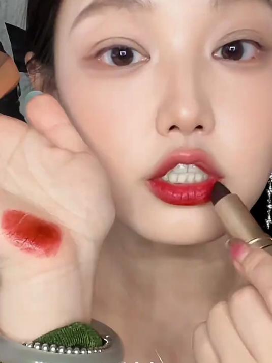 一款适合年龄40+的一款口红，不沾杯不掉色，美观简约颜色显大方