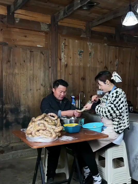 香肠灌完了，简易烧火灶搭好了，很快就可以吃到熏的腊肉和香肠了