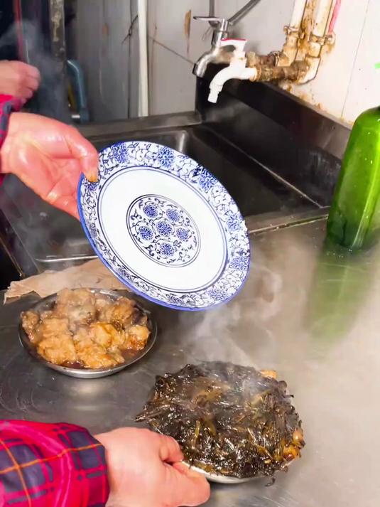 饭桌上怎么能少的了这样一份扣碗芥菜肉呢？
