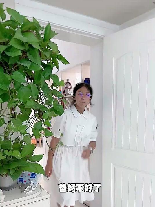 突然有人敲门说乔迁之喜,来送喜糖,孩子该不该开门?