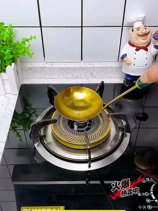 煎鸡蛋用这个多孔煎蛋锅，满足一家四口的早餐，用它剪蛋饺