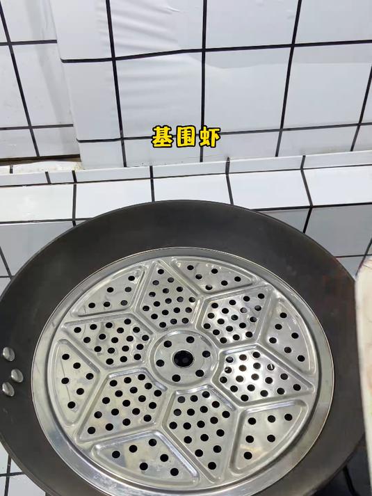 15一斤的大虾，和花螺、花甲一起来清蒸，肉质鲜甜好吃，特别是配上这灵魂蘸料！