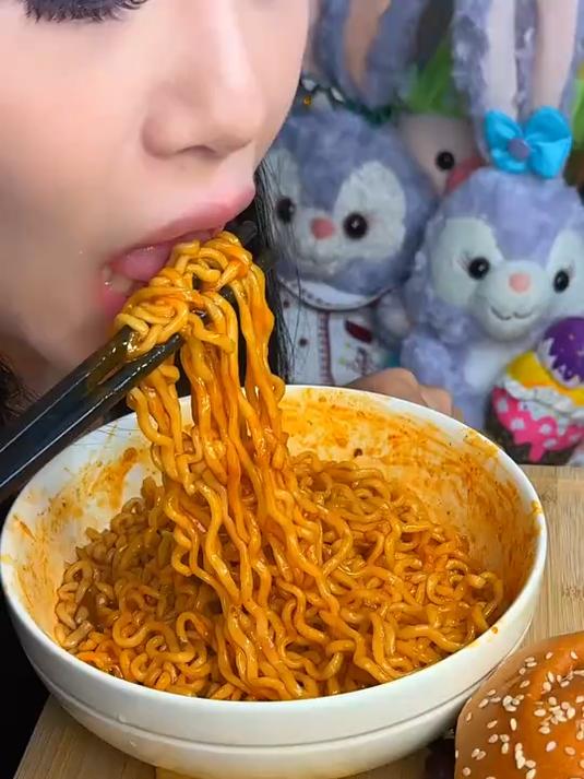 火鸡面配汉堡炸鸡套餐～#火鸡面##沉浸式吃播##美食博主#