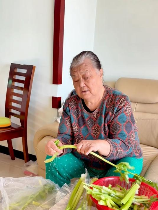 公婆包饺子犒劳儿媳妇,儿子跟着沾光说肉放少了,婆婆回答真暖心