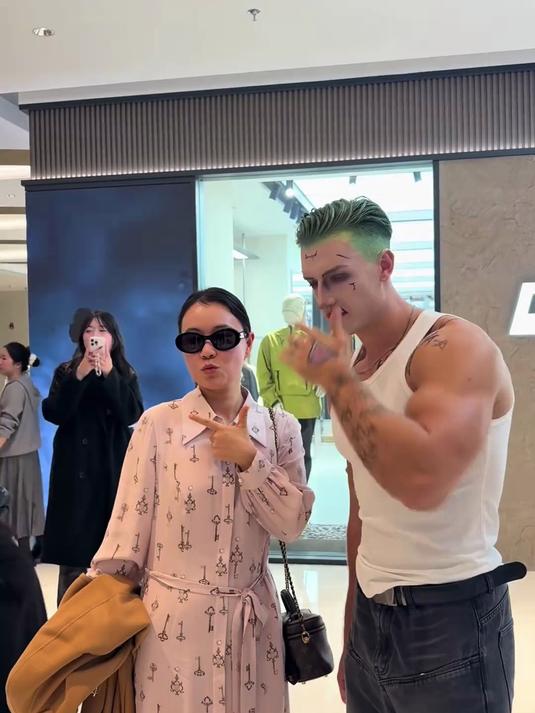 在南京装扮成小丑#肌肉男##vlog日常##COS##外国人#