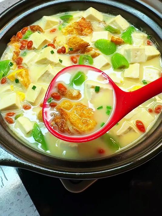 今天又给孩子们做了爱喝的鲫鱼豆腐丝瓜汤