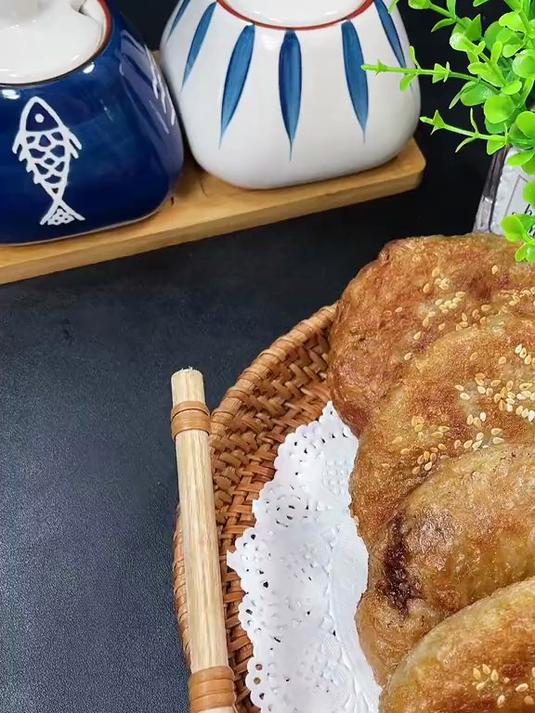 不用揉面，在家三分钟做牛肉饼，外酥里嫩