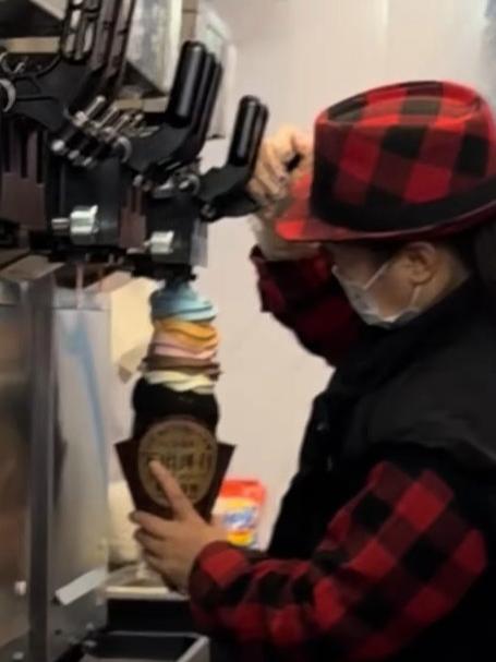 哈尔滨又一网红美食出炉,万国洋行烟囱面包冰淇淋,网友:看的我口水都滴出来了