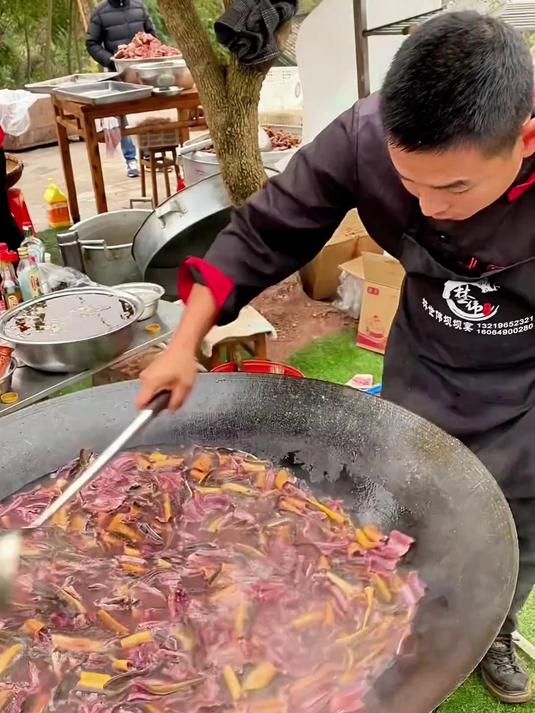 食在四川，味在自贡，盐帮菜是怎么烹饪烧黄鳝的