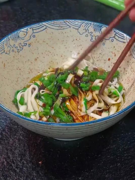 以后想吃葱油拌面你像我这样做,只需一瓶这个正宗葱油拌面酱好吃