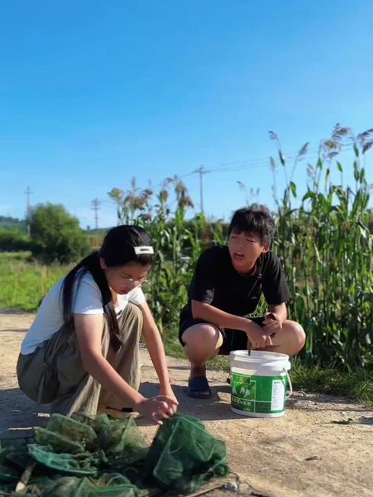 农村捕鱼的快乐