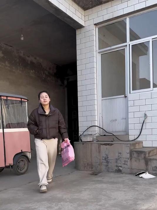 跟风买了一条最近很流行的亮片鱼尾裙,没想到穿上一言难尽