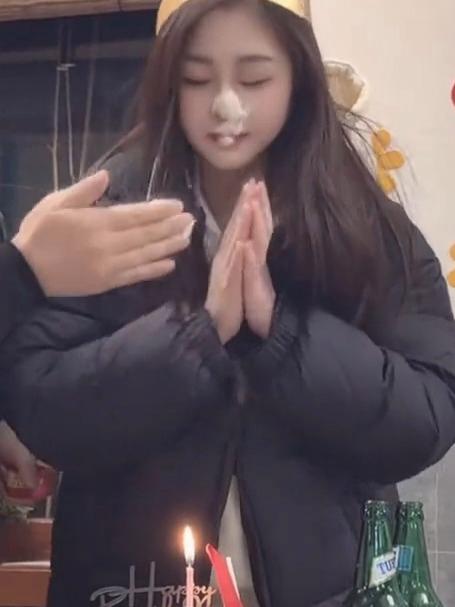 女孩生日当天打扮得很精致,却被爸爸直接拿蛋糕抹在脸上,网友:我玩不起肯定会生气的