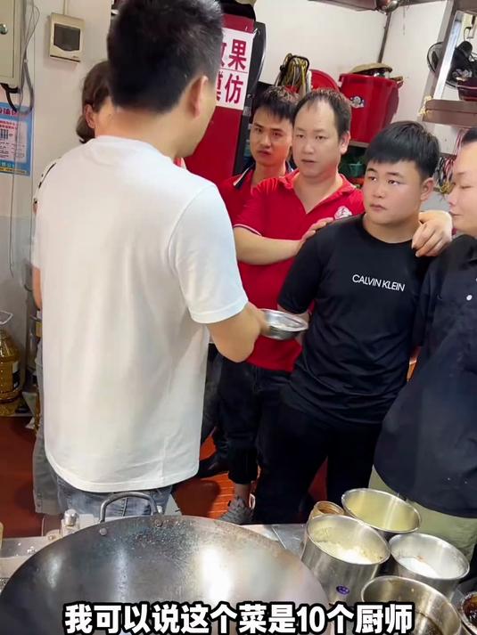 这个菜也是湖南湘菜的代表、跟辣椒炒肉有点接近、超级下饭