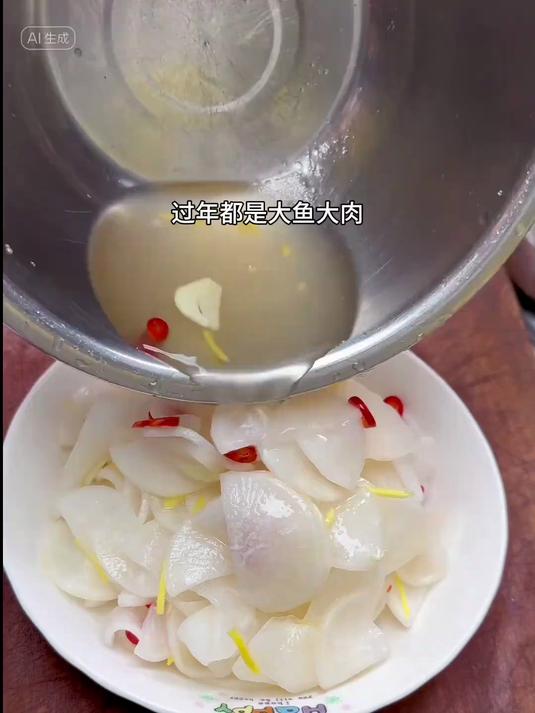 过年做一道清爽解腻的凉拌白萝卜，做法简单又好吃，快去试试吧！