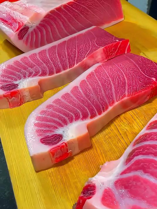 前天请你们看冷冻金枪鱼 今天看新鲜金枪鱼 金枪鱼大腹 也叫蛇腹