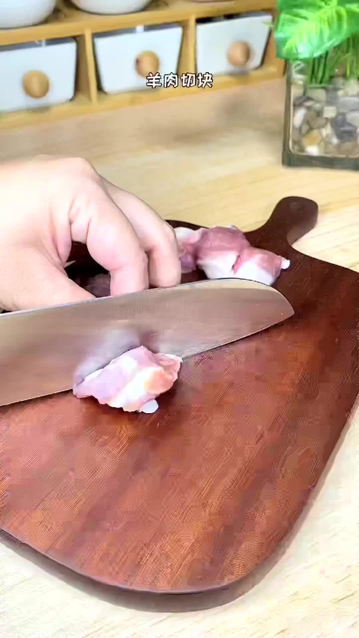 家人们,好吃的烤羊肉串来啦