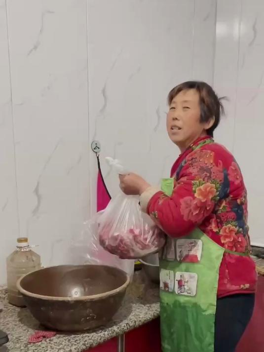 大妮铁锅炖排骨改善伙食，满满一大碗蹲院子里吃的真香