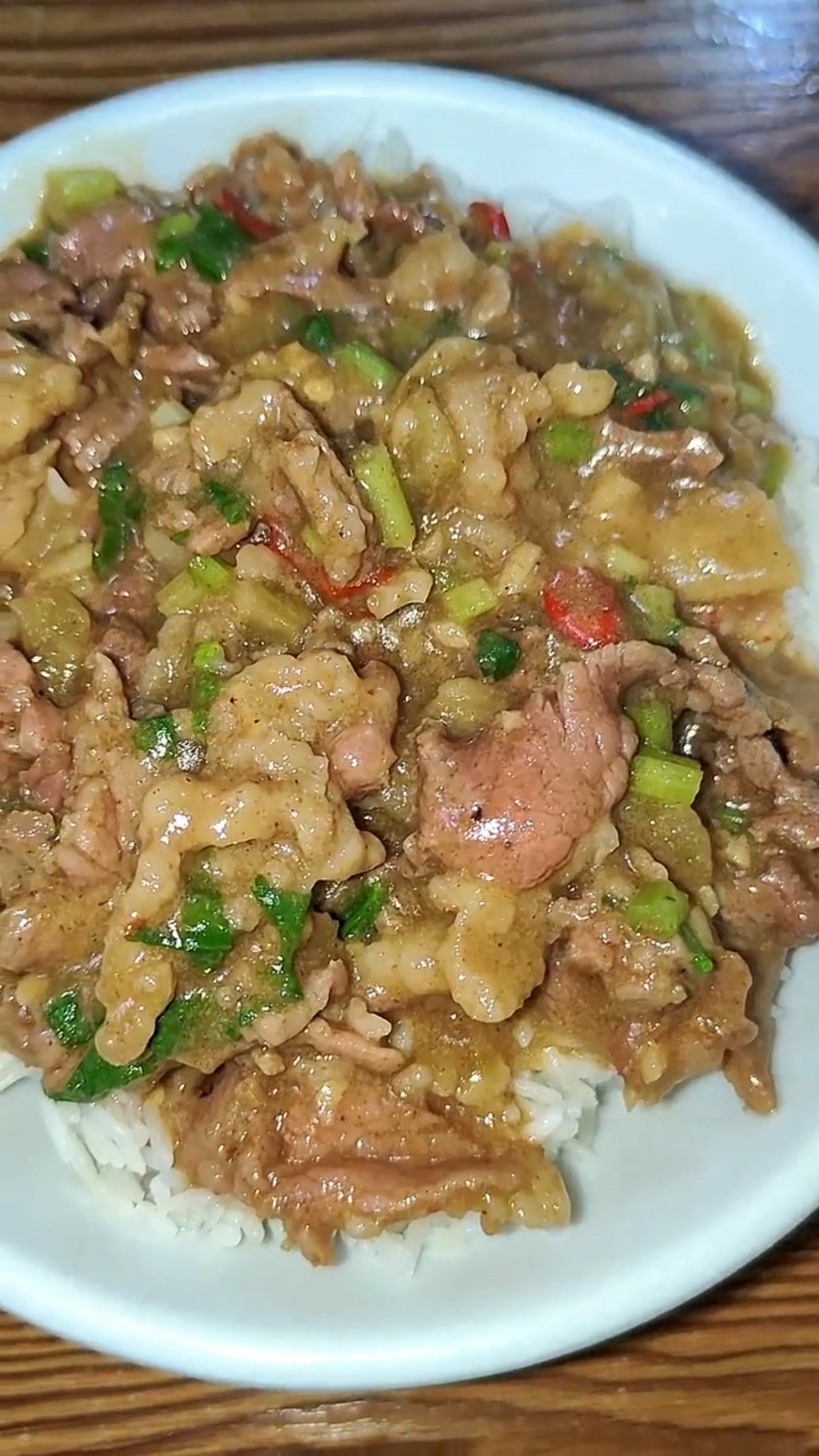 深夜来一碗牛肉盖浇饭配豆芽牛杂汤,补充一整天的能量。