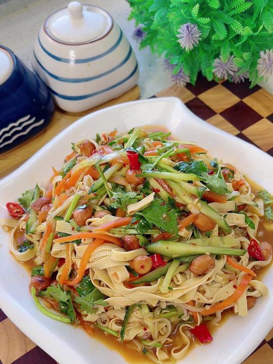 过年的餐桌上做这样一道大凉菜,酸辣爽口,嘎嘎好吃