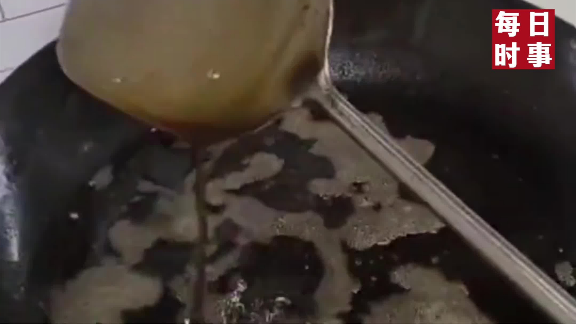自己家榨的菜籽油想炼点熟油,结果变成酱油色,网友:这油掺假了吧