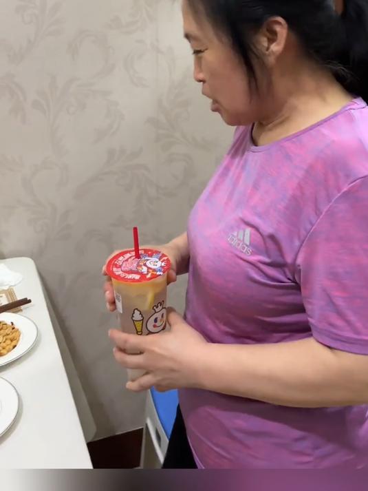 女生在家做“八菜一汤”，妈妈：这就不是我这个年龄吃的菜