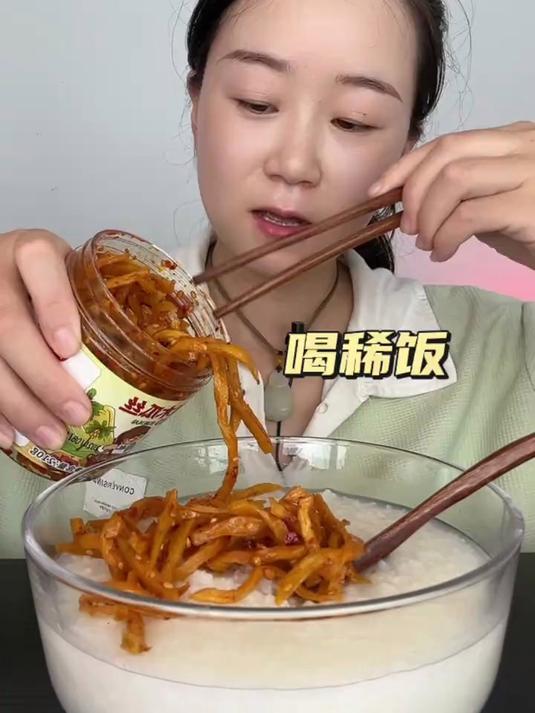 吃稀饭配咸菜 美味的下饭菜