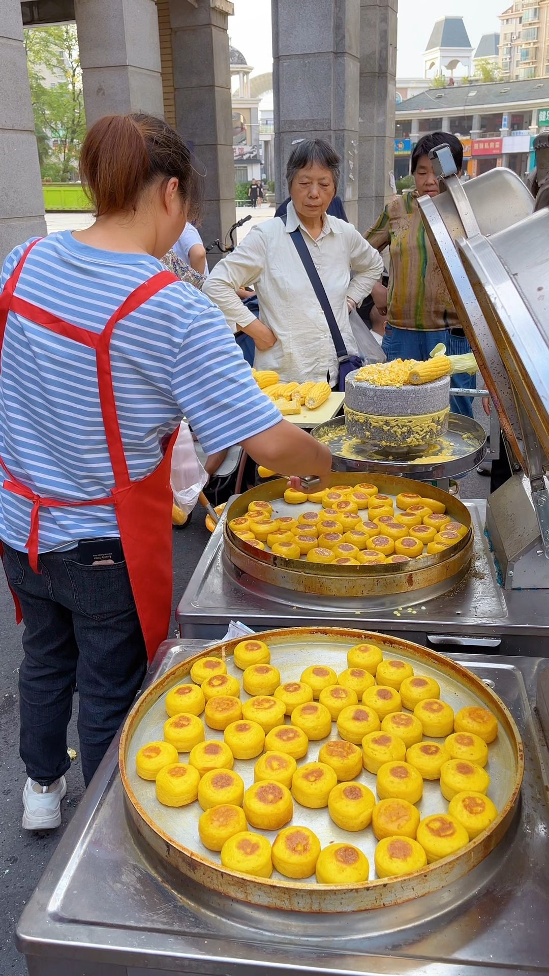 大姐摆摊卖玉米饼,一个月收入3万多,大姐一个人是怎么做到的