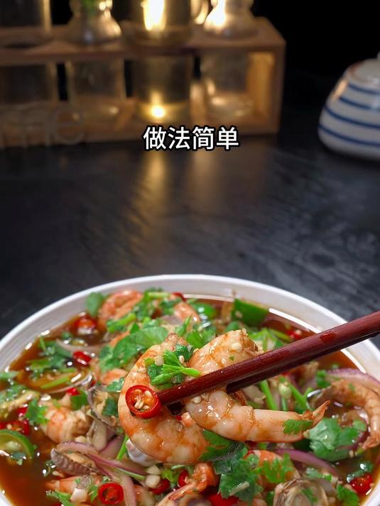 把海鲜放入蒸锅里蒸一蒸出锅就是一道最近很火的捞汁小海鲜