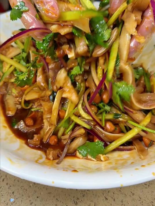 这样做一道凉拌猪耳朵 爽脆酸香 没下过厨的都可以学会