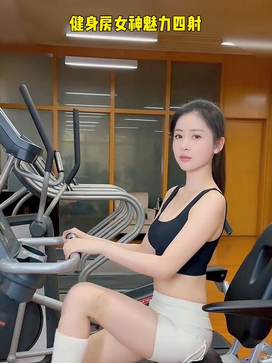 街头美女手持奶茶,自信微笑,展现迷人魅力