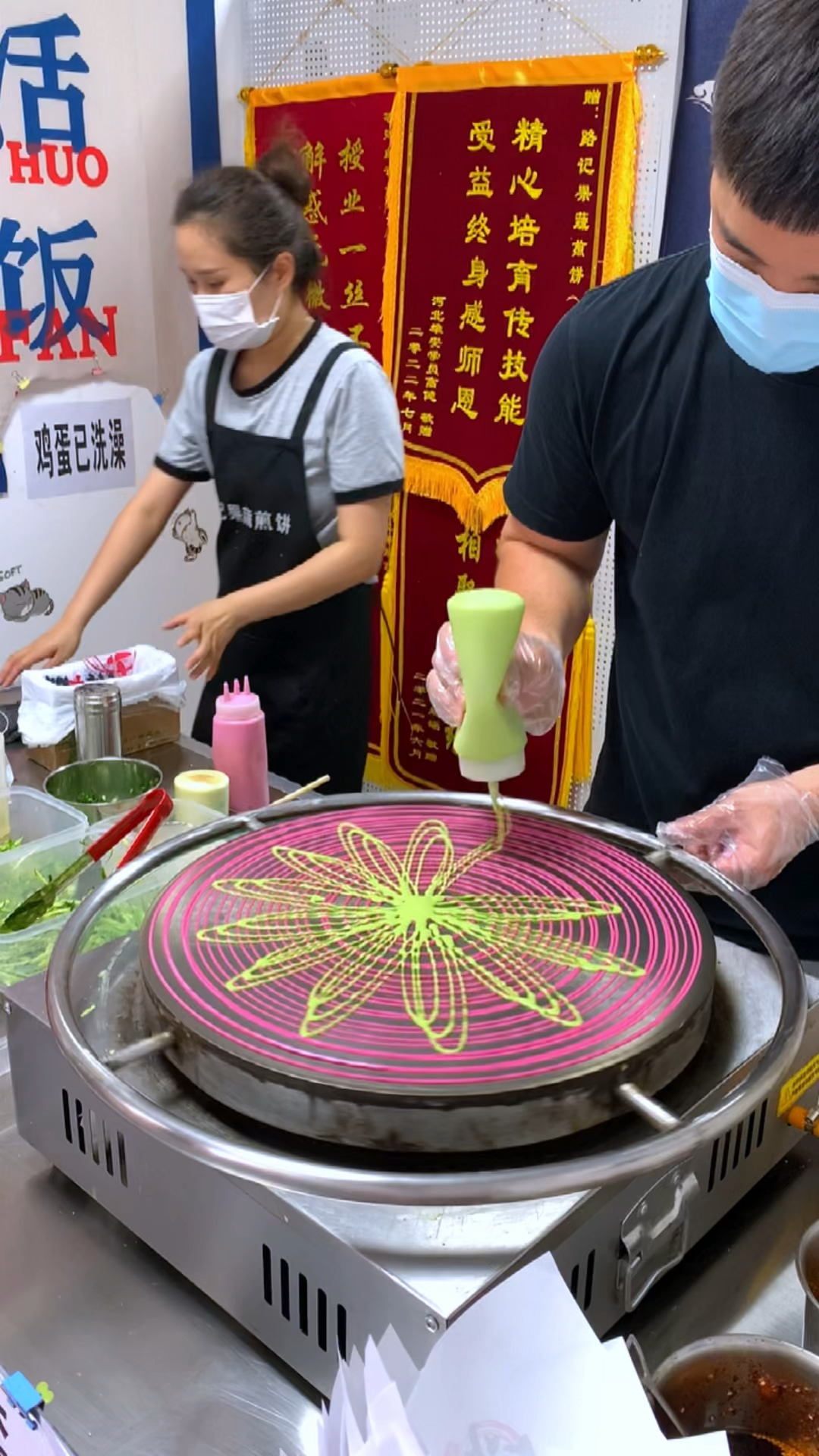 常言到,夫妻齐心其利断金!我俩虽然学历不高,背景不好,但是做煎饼,我们很开心
