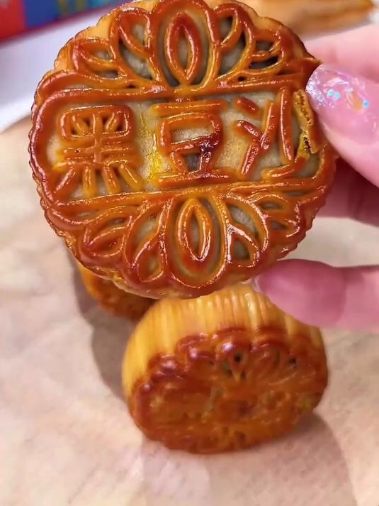 家常黑豆沙月饼,内馅柔软,吃着满足