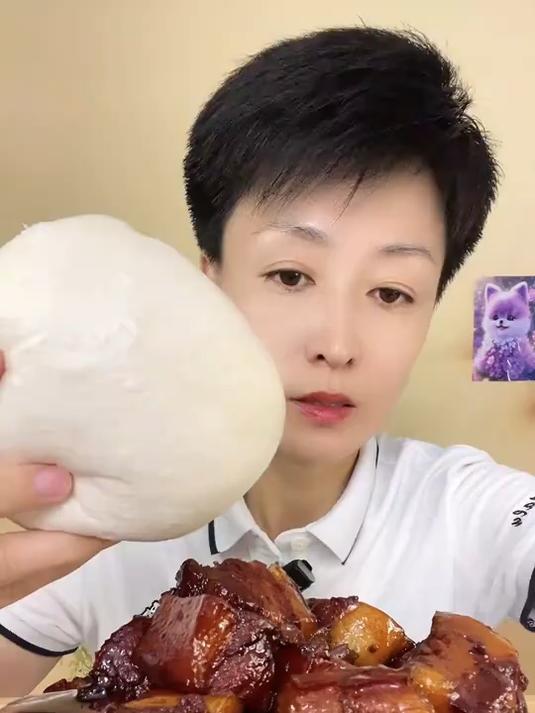 红烧肉配馒头搭小咸菜肉酥烂馒头蘸汁咸菜爽脆咸香开胃巨满足