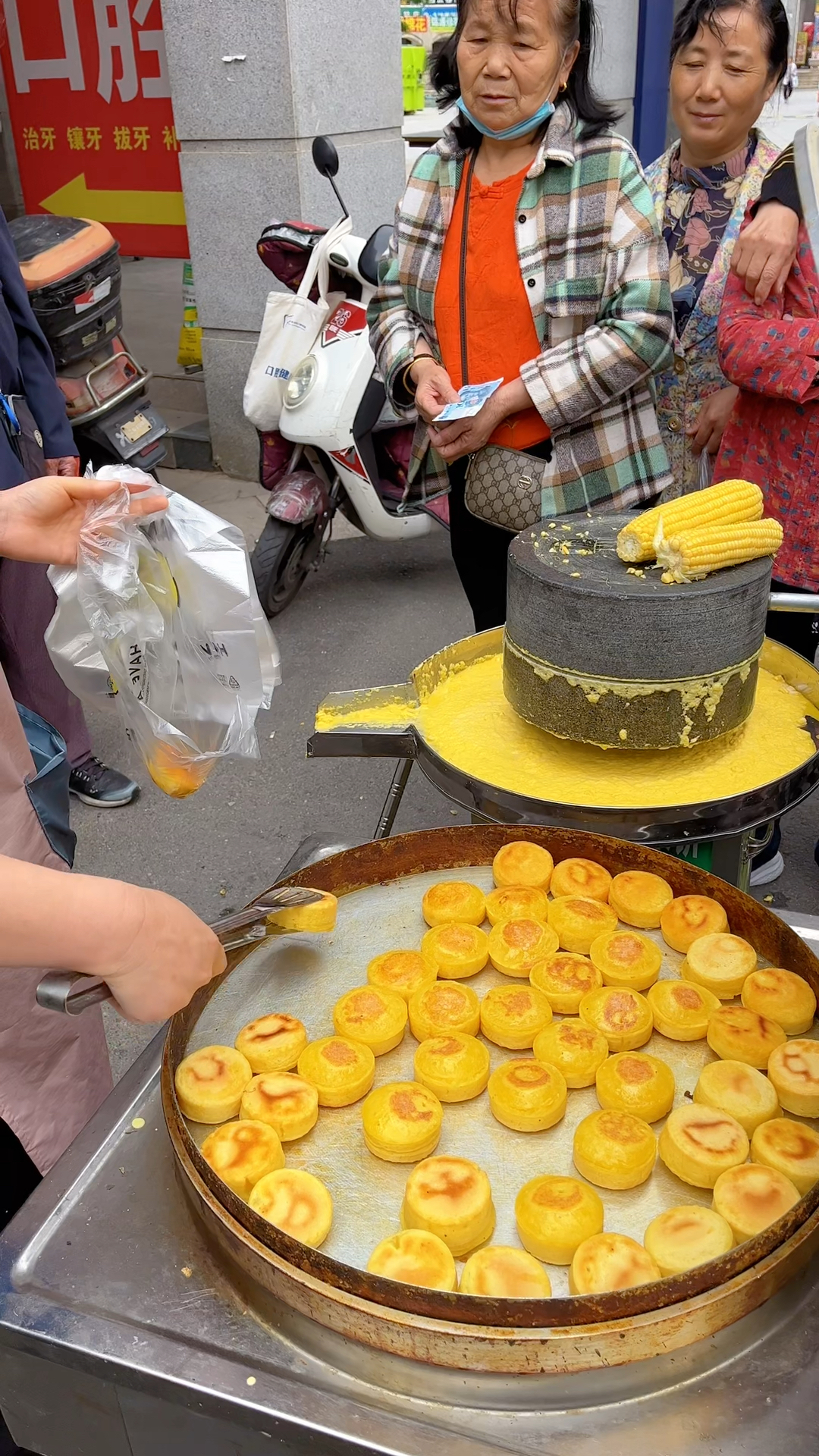 大姐摆摊卖石磨黄金玉米饼,每天出摊不够卖,一元一个,顾客抢着买,好吃又健康