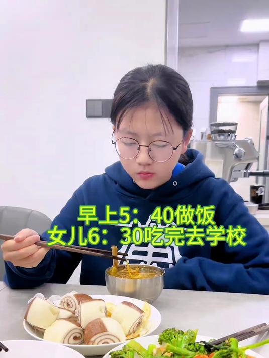 一大早炖了个虫草花鸡汤