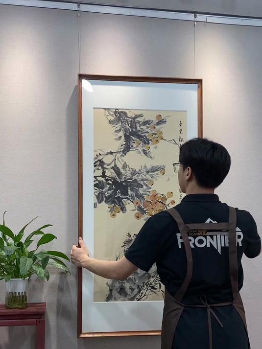一幅画点亮玄关客厅!墨韵枇杷图的中式美学