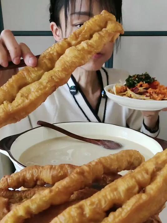 今天煮了一大锅纯黄豆小米熬的白粥