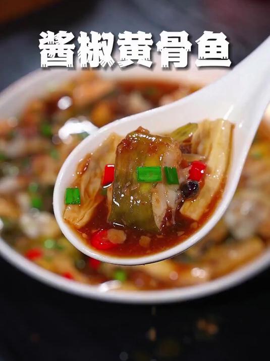 注意看，这就是网上很火的酱骨黄骨鱼罐头！