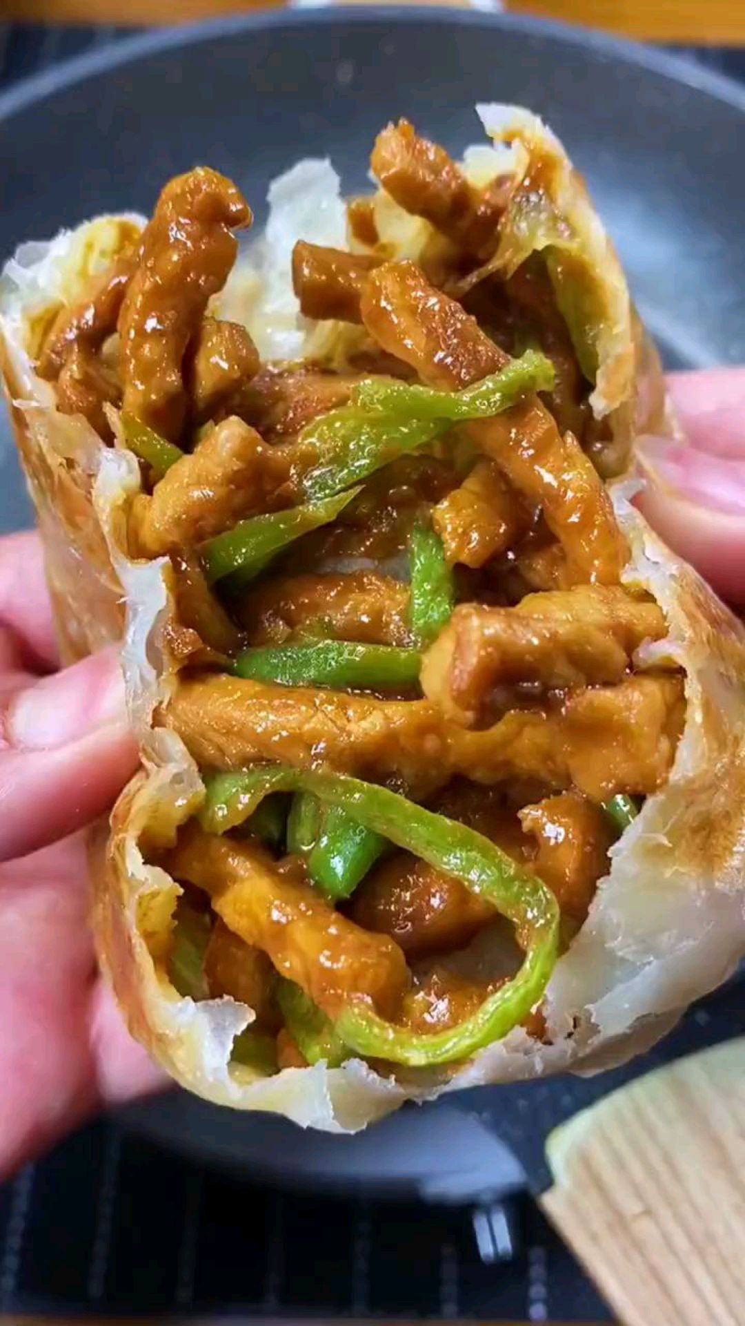 香嫩可口的青椒肉丝卷饼