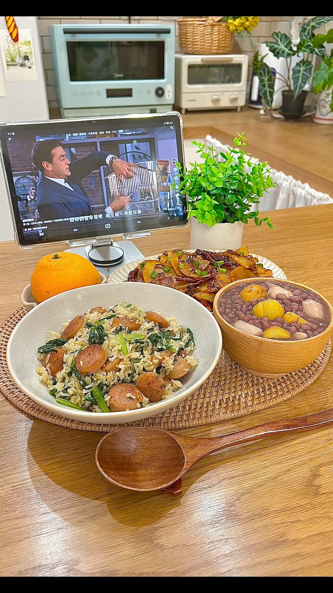 一人食:今天吃茼蒿烤肠炒饭,辣炒土豆片,板栗红豆芋头甜汤