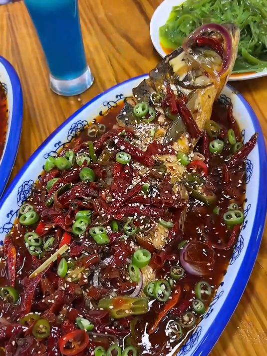 实拍厨仟艺课堂:炮筒烤鱼的出餐流程,老师手把手教你操作