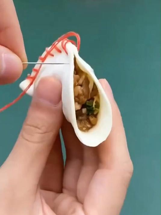 包饺子别用手了,瞧这自动包饺子器,1分钟200个,高级