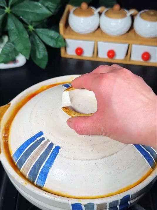 今天做了山西特色美食，什锦砂锅
