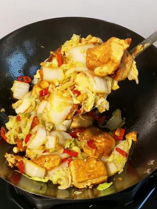 白菜炒豆腐就算不加一点肉，做出来一样好吃又下饭家常菜