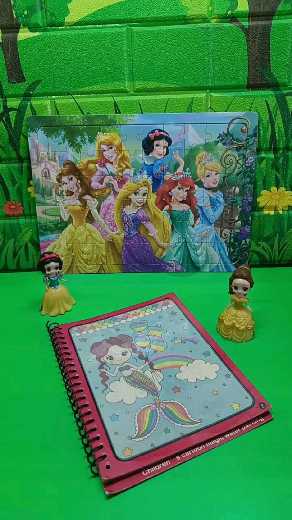 白雪的美人鱼画本不怕水!
