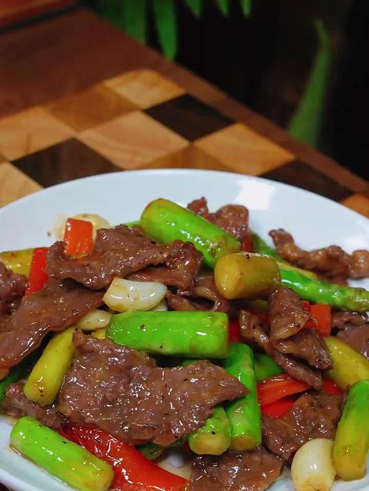 孩子们喜欢吃的黑椒牛肉炒芦笋，又鲜又嫩